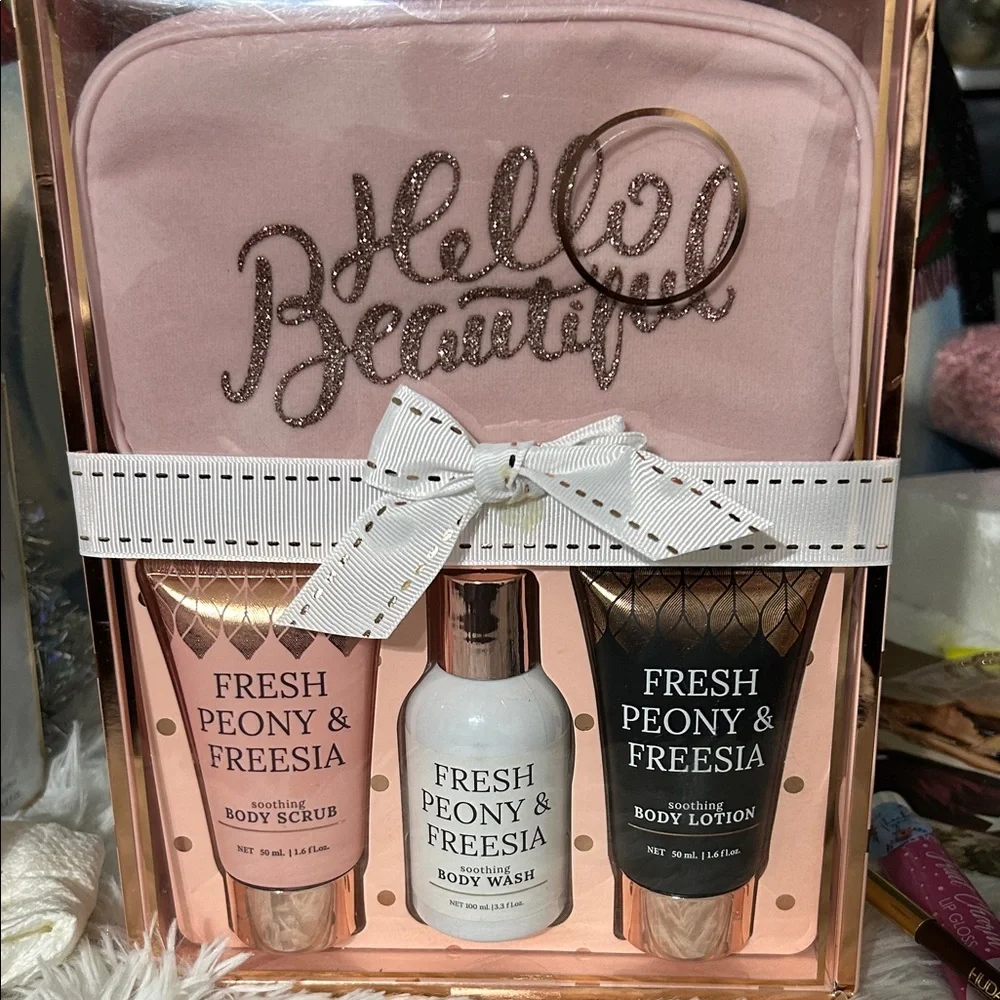 Fresh Peony & Freesia Body Wash Gift Set - Picture 3 of 7